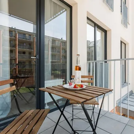 Brand New And Sunny Apt. With Netflix