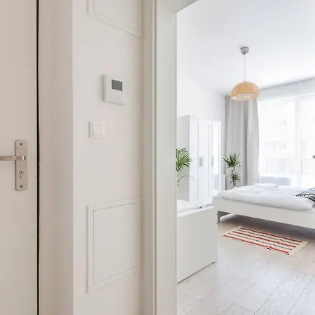 Apartment Brand New And Sunny Apt. With Netflix Prag