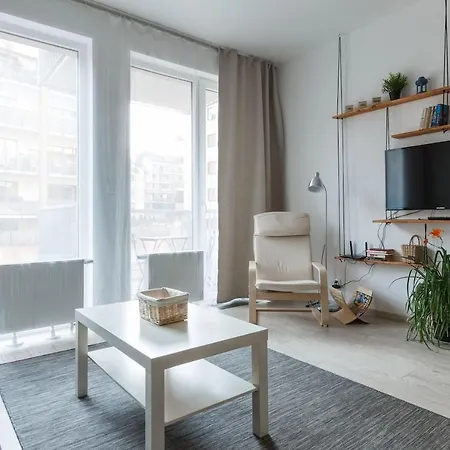Brand New And Sunny Apt. With Netflix *