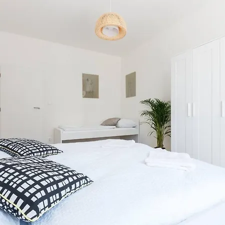 Brand New And Sunny Apt. With Netflix * Praga