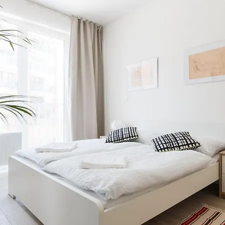 Brand New And Sunny Apt. With Netflix Apartamento Praga